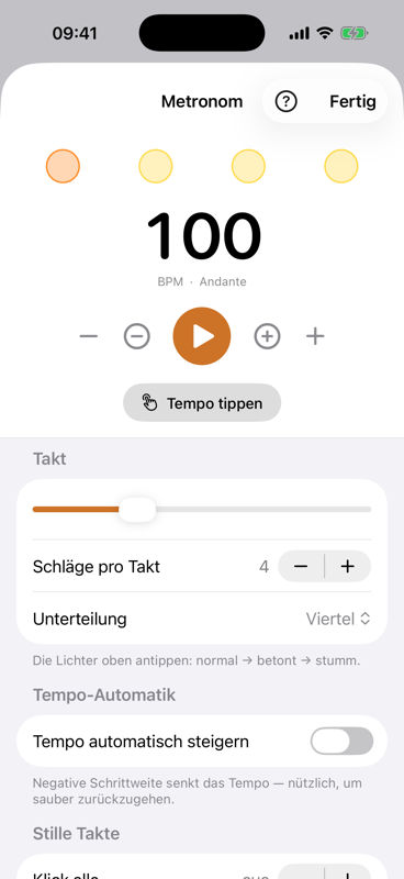 Das Metronom bei 100 BPM mit vier Schlaglichtern, Start-Knopf, Tempo tippen, Einstellungen für Schläge pro Takt, Unterteilung, Tempo-Automatik und stille Takte.